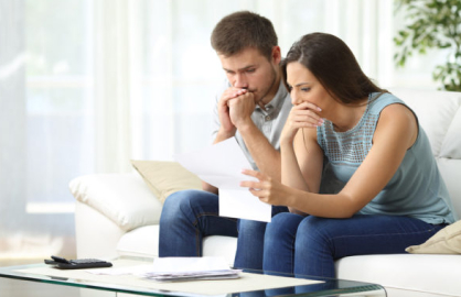 image of couple refinancing their home loan